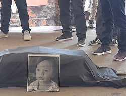Tuntut Keadilan, Massa Aksi Pikul Keranda Mayat ke Kantor Gubernur, DPRD dan Polda NTT