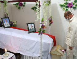 Melayat ke Rumah Duka Praka Wilson, Gubernur Viktor Berikan Penghormatan