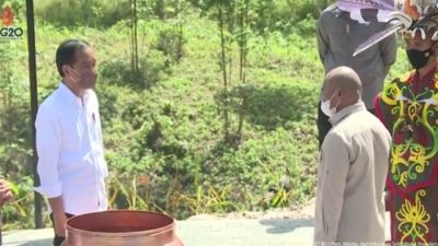 Gubernur NTT Serahkan Air dan Tanah ke Presiden Joko Widodo