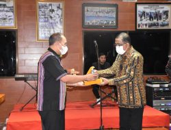 Pemkot Ambon Serahkan Bantuan Dana untuk Korban Seroja di Kota Kupang