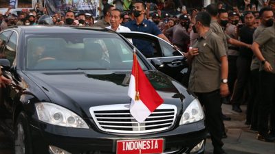 Ribuan Masyarakat Sambut Kedatangan Presiden Jokowi di Ende