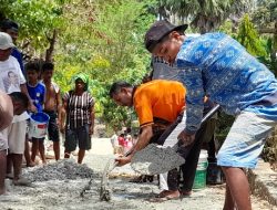 Warga Sikumana Sulap Jalan Tanah Jadi Rabat Beton