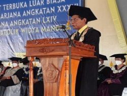 Wisudakan 884 Lulusan, Ini Pesan Pater Rektor Philipus Tulle