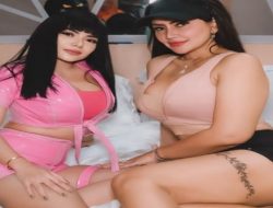 Dinar Candy dan Sisca Mellyana Adu Pose Hot di Atas Ranjang