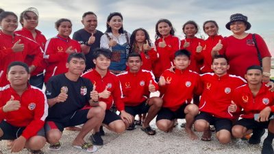Bunda Julie Bantu Tiket Pesawat Tim Renang Ende