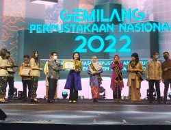 Julie Laiskodat Raih Penghargaan Nugra Darma Pustaloka 2022