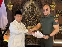 Deddy Corbuzier Terima Pangkat Letkol Tituler TNI AD dari Menhan Prabowo