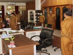 George Hadjoh Tegur Pegawai di Setwan DPRD Kota Kupang