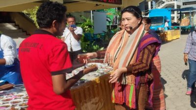 Julie Laiskodat Ajak Siswa SMAN 1 Kupang Gemar Makan Ikan dan Kelor