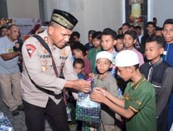 Kapolda NTT Bagikan Takjil untuk Anak dan Jamaah Masjid Raya Nurussaadah