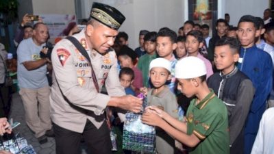 Kapolda NTT Bagikan Takjil untuk Anak dan Jamaah Masjid Raya Nurussaadah