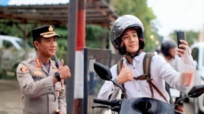 Tebar Kebaikan di Bulan Suci Ramadhan, Kapolresta Kupang Kota Berbagi Takjil untuk Pengguna Jalan