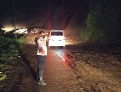 Curah Hujan Tinggi, Ruas Jalan di Desa Roa Ende Tertimbun Longsor