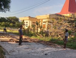 Tuntut Ganti Rugi Lahan, Warga SBD Blokir Jalan Menuju Kantor Bupati