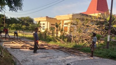 Tuntut Ganti Rugi Lahan, Warga SBD Blokir Jalan Menuju Kantor Bupati
