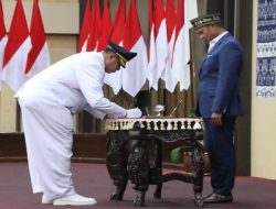 Lantik Matheos Tan Jadi Penjabat Bupati Lembata, Gubernur Viktor: Jangan Banyak Duduk di Belakang Meja