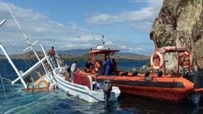 Kapal Pesiar Tenggelam di Perairan Labuan Bajo, Tim SAR Evakuasi 9 Wisatawan