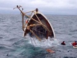 Patah Kemudi, Kapal Nelayan Asal Sulawesi Tenggelam di Perairan Kupang