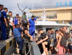Tim SAR Gabungan Evakuasi 43 Penumpang Kapal Wisata yang Kandas di Perairan Labuan Bajo