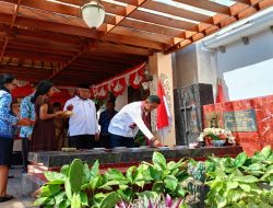 Frans Aba dan Pelajar Adonara Tabur Bunga di Makam Frans Lebu Raya