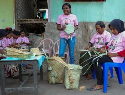 Bangkitkan Kreativitas Melalui Seni Anyam Daun Lontar, Warga Alor Apresiasi Srikandi Ganjar NTT