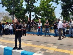 Gelar Aksi di PN Kupang, Aliansi Peduli Manusia Tuntut Keadilan untuk Roy Bolle