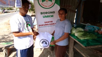 Santri Dukung Ganjar Borong Dagangan Pedagang Sayur di Kota Kupang