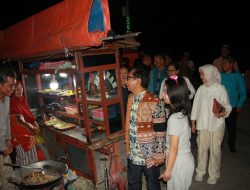 Pj. Gubernur NTT Kunjungi UMKM Weekarou Street Food Festival di Sumba Barat