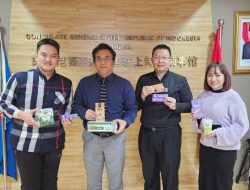 Bobby Liyanto Kenalkan Cokelat Ghaura dan La Moringa dari NTT ke Konjen RI Shanghai