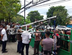 Demo Berlangsung Ricuh, Massa Aksi Ancam Tutup Akses Masuk ke PN Kupang