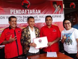 Bildad Thonak Ambil Formulir Pendaftaran Bacalon Wali Kota Kupang di DPC PDIP