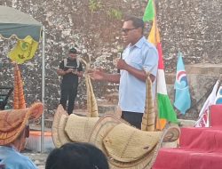 Johni Asadoma Janji Benahi Fasilitas Pendidikan dan Gaji Guru Honor di NTT