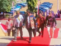 Melki Laka Lena Tampil Elegan dengan Jas Motif Sumba Saat Hadiri Pelantikan Anggota DPRD NTT