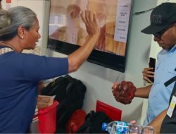 Johni Asadoma Borong Jualan Pedagang Asongan di Kapal Ekspress Bahari