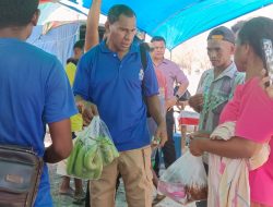 Johni Asadoma Blusukan ke Pasar Ponu, Borong Jualan Pedagang dan Bagikan Gratis ke Warga
