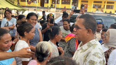 Menang Pilgub NTT, Melki Laka Lena Makan Nasi Kotak Bersama Penyitas Erupsi Gunung Lewotobi