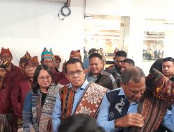 Tiba di Kupang, Porter dan Cleaning Service Kalungi Gubernur dan Wagub NTT di Bandara El Tari