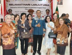 Wagub Johni Serahkan Voucher Cek Kesehatan Gratis untuk Lansia NTT