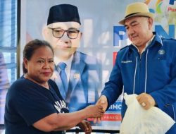 Rayakan HUT RI dan PAN, Simon Dima Bagikan Beras Gratis untuk Warga Kupang