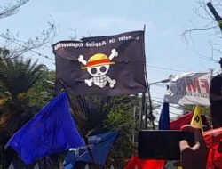 Massa Aksi Kibarkan Bendera One Piece saat Demo di Gedung DPRD NTT