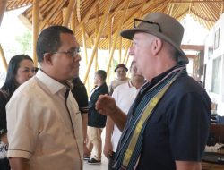 Melki Promosikan Keindahan NTT dan Tradisi Tangkap Paus Lamalera ke Turis Australia