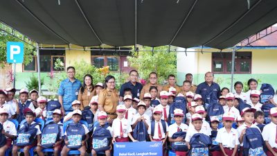 Melki Apresiasi Bank Mandiri yang Bagikan Ribuan Alat Tulis untuk Siswa SD di NTT