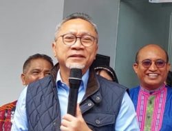 Zulhas Bagikan 1000 Paket Sembako untuk Jemaat GBI Kupang