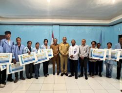 Wagub Johni Serahkan Beasiswa untuk 10 Mahasiswa Kurang Mampu di Untrib Alor