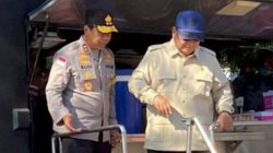 Rudi Darmoko Dampingi Prabowo Cek Dapur Lapangan Polri di Posko Pengungsian