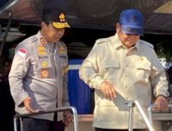 Rudi Darmoko Dampingi Prabowo Cek Dapur Lapangan Polri di Posko Pengungsian