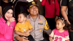 Potret Humanis Rudi Darmoko Gendong Balita Korban Gempa Saat Cek Rusun Polres Mabar