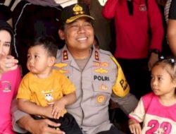Potret Humanis Rudi Darmoko Gendong Balita Korban Gempa Saat Cek Rusun Polres Mabar