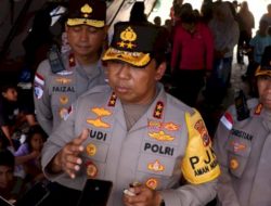 Polisi Jaga Rumah Warga dan Gotong Royong Bersihkan Puing Bangunan Pascagempa