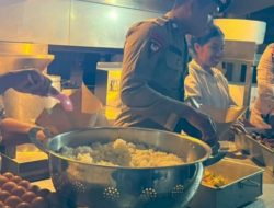 Polisi Masak untuk Pengungsi Gempa, Selalu Hadir Saat Warga Membutuhkan